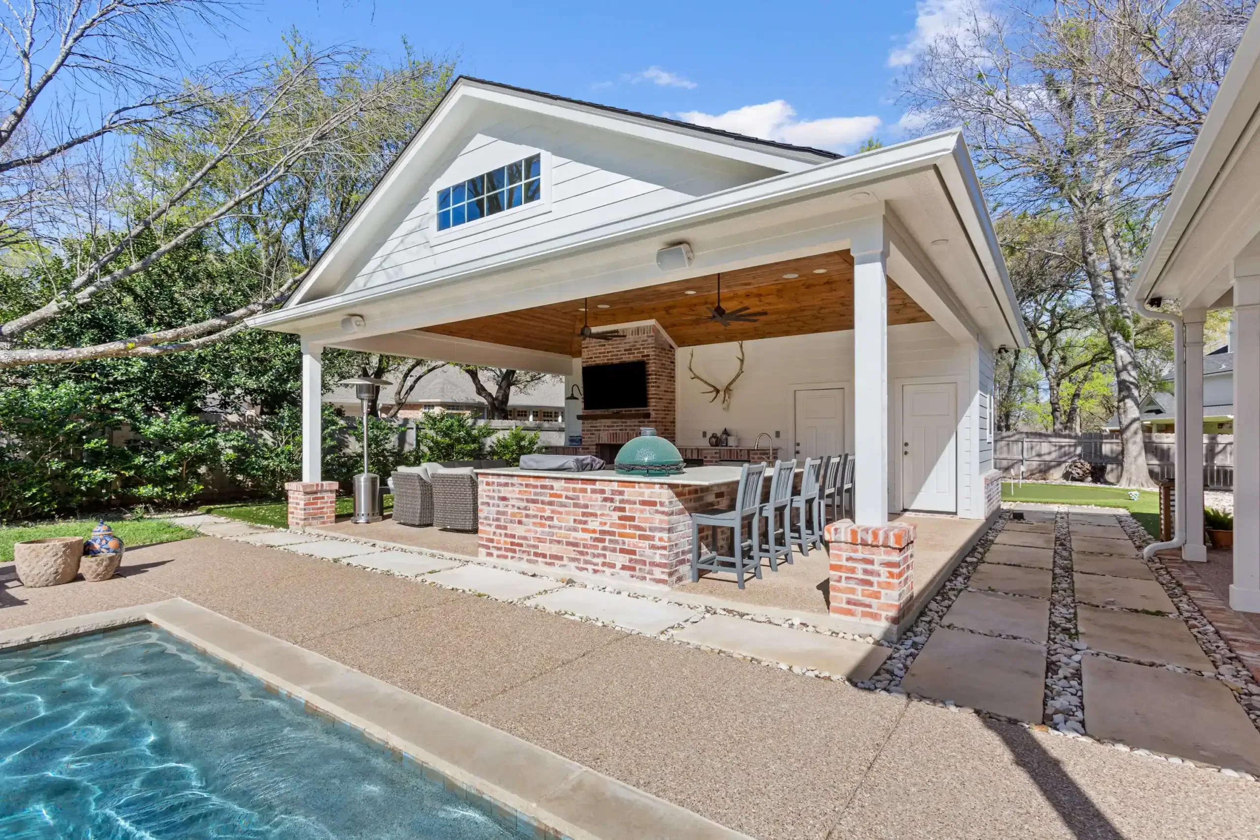 Keith Gunn Construction Waco, Texas Home builder - Outdoor Kitchen and Pool Area