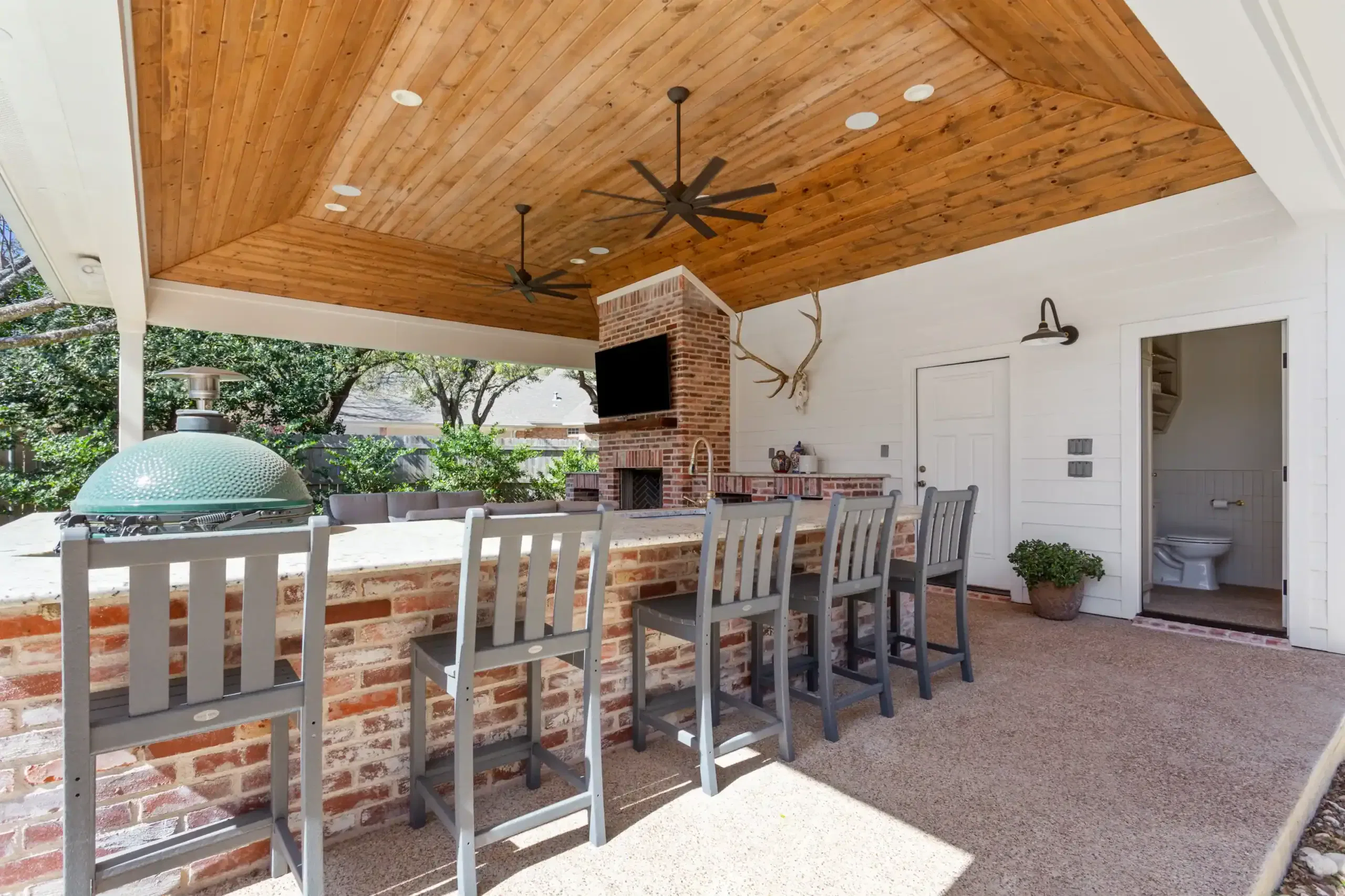 Keith Gunn Construction Waco, Texas Home builder - Outdoor Kitchen & Bathroom